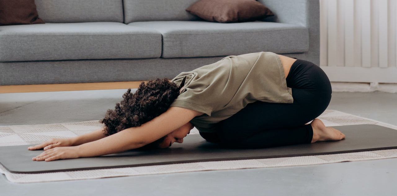 Woman performing a 10 minute stretch routine.